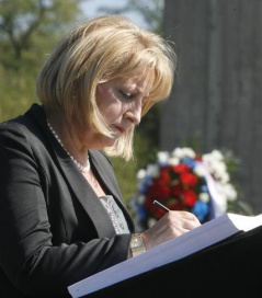 National Assembly Speaker Prof. Dr Slavica Djukic-Dejanovic signs the memorial book in Jajinci